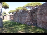 07141 ostia - regio i - insula xii - sede di una corporazione (i,xii,8) - suedporticus der terme del foro (i,x,ii,6) - 06-2024.jpg